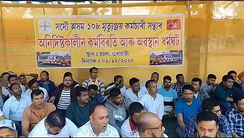 गुवाहाटी: 108 कर्मचारियों का आंदोलन सातवें दिन भी जारी, प्रदर्शन स्थल पर बढ़ा तनाव