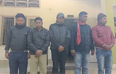 भोलाखाट बील में पाँच शिकारी गिरफ्तार; दुर्लभ प्रवासी पक्षी को बचाया जीवित