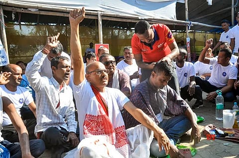 गुवाहाटी: मृत्युंजय के 108 कार्यकर्ताओं ने विरोध प्रदर्शन के दौरान मुंडवाए अपने सिर