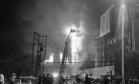 गुवाहाटी: शहर में बहुमंजिला इमारत में भीषण आग