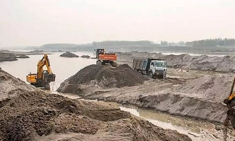 अवैध रेत खनन: एनजीटी ने जुर्माना वसूल न करने पर अधिकारी को लगाई डाँट