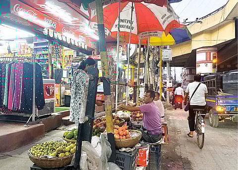 गुवाहाटी की सड़कों पर सड़क किनारे लगने वाले बाजारों का जारी है जाम