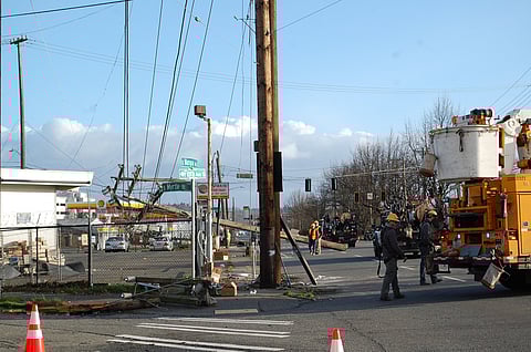 Strong Windstorm Knocks Out Power to 74,000 in and Around Seattle, South End Especially Hard Hit