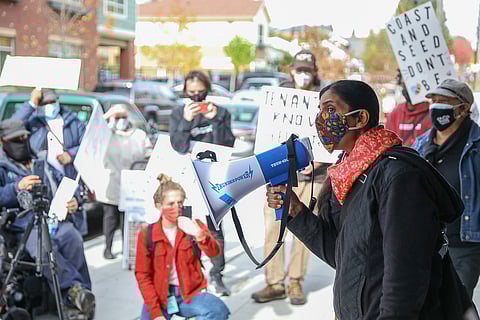 Seattle City Councilmember Kshama Sawant speaks during a rally at the Columbia Gardens and Dakota apartment buildings Oct. 2021. (Photo: Alex Garland)