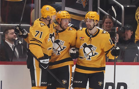 Pittsburgh Penguins players celebrate goal against Chicago Blackhawks