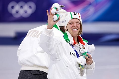 Arianna Fontana smiling on the podium during the medal ceremony