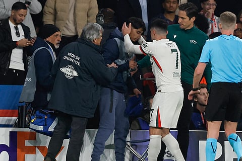 Pedro Neto apologizes to ballboy during UCL clash against PSG