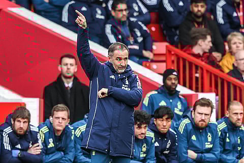 Vitor Pereira gives instructions from touchline against Fulham