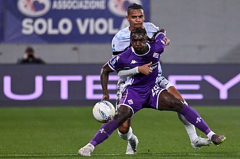Moise Kean and Manuel Akanji tussle for a ball