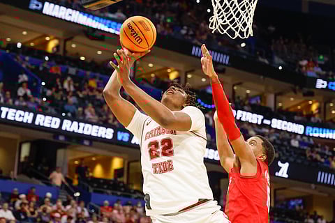 Alabama Crimson Tide forward Aiden Sherrell in action