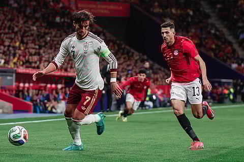 Players of Spain and Egypt in action