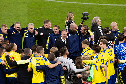 Sweden players huddle around Graham Potter to celebrate