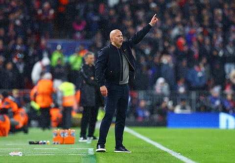Arne Slot instructing from the sideline