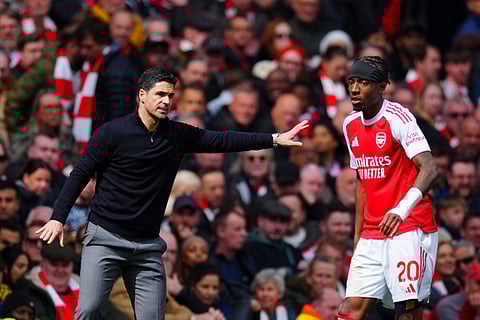 Mikel Arteta with Noni Madueke