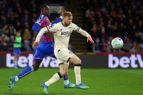 Jarrod Bowen and Jaydee Canvot challenge for the ball