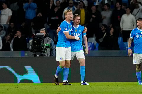 Kevin De Bruyne celebrates with Rasmus Hojlund after scoring