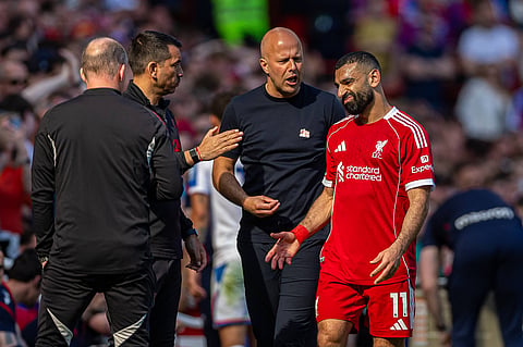 Arne Slot speaks with Mohamed Salah during PL match against Crystal Palace