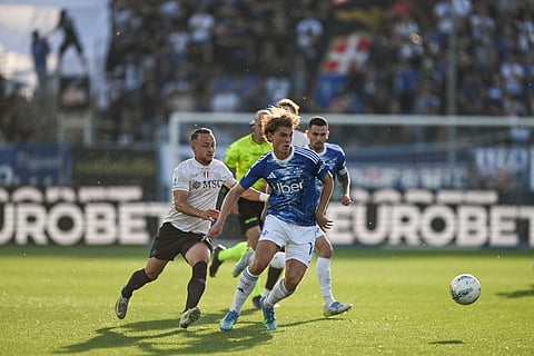 Napoli and Como players in action