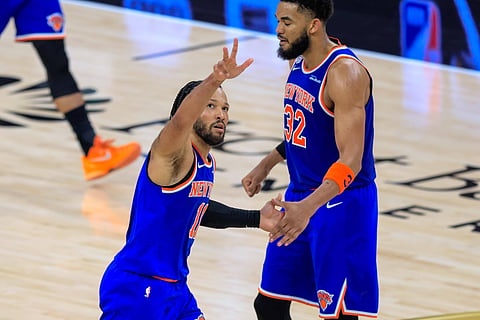New York Knicks players celebrate a pointer against San Antonio Spurs