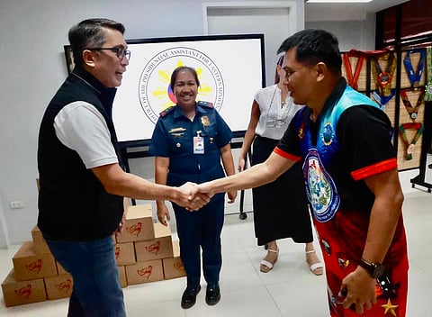 Si Presidential Assistant for Eastern Mindanao Leo Tereso Magno milamano sa usa sa mga opisyal sa PRO-Davao.