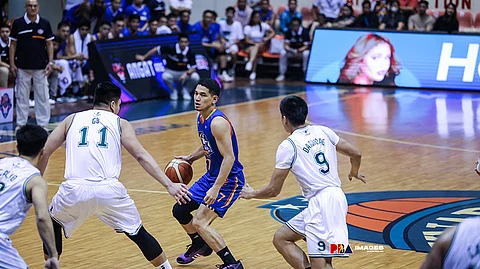 ANGOL: Dili na makabalik pagduwa sa tibuok Season 48 sa PBA ang pambatong pointguard sa NLEX Road Warriors nga si Kevin Alas (tunga) human nasuta nga nagsagubang kini og ACL tear. Nakatakda siyang operahan sa sunod buwan. / PBA.PH
