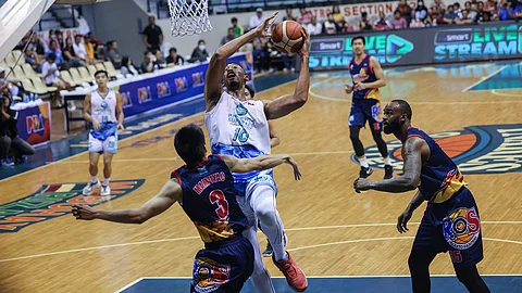 NAKABUHI: Milusot si Phoenix import Jonathan Williams (No. 10) batok sa depensa sa Rain or Shine sa Philippine Basketball Association.