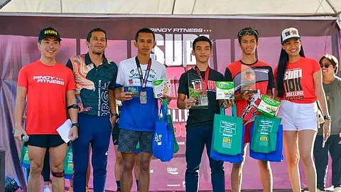 TOP THREE. The top three finishers of the men's 10K overall category receive their prizes during the awarding rites of the recently concluded Pinoy Fitness Sub1 10K Challenge Davao 2023 at People's Park, Davao City. From left, Jeff Lo of Pinoy Fitness, race director Roel Ano, third placer Elizer Carinosa, second placer Vielchi Cayog, and his brother Ryoichi, champion, and host DJ Karenyosa.
