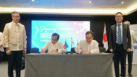 NEDA Secretary Arsenio Balisacan (left) and JICA Chief Representative Sakamoto Takema (right) sign the Record of Discussion (ROD) for the formulation of the Comprehensive and Sustainable Urban Development Master Plan for Metropolitan Davao.