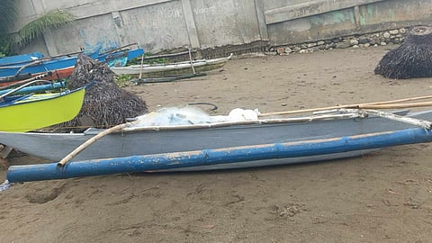 SAKAYAN NA LANG: Kini ang sakayan nga wala nay sakay nga nabangalan sa lawod sa Barangay Taloot, lungsod sa Argao, alas 8:00 sa buntag, Sabado, Nobiyembre 18, 2023.