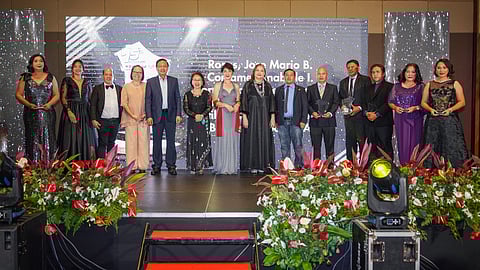 PASIDUNGOG GITUNOL: Ang Department of Social Welfare and Development (DSWD) 7 nitunol og plaque of appreciation sa mga pioneer nga kawani sa pagpatuman sa Pantawid Pamilyang Pilipino Program (4Ps) sa rehiyon 7. Si DSWD Assistant Secretary alang sa 4Ps Ma. Evelyn Macapobre ug DSWD-7 Regional Director Shalaine Marie Lucero mao ang nangulo sa mga opisyal sa pagtunol sa mga plaque ngadto sa awardees.