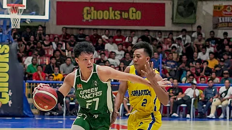 MIPASILAOB: Si AJ Sacayan sank mipasulod sa iyang tres sa pagpasilaob sa paghunat sa University of the Visayas Green Lancers sa fourth quarters batok sa University of Cebu Webmasters. / RONEX TOLIN
