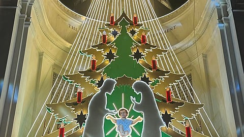 PASKO SA KAPITOLYO. At the tree-lighting ceremony at the Cebu Provincial Capitol. Top photo shows Cebu Gov. Gwen Garcia ready to switch on the lights while Vice Gov. Hilario Davide III and Department of Tourism’s Shahlimar Tamano look on. At left is Board Member of the Province of Cebu, Glenn Soco. Above photo shows the Governor and Vice Governor with Lapu-Lapu City Mayor Junard Chan, Mandaue Vice Mayor Glenn Bercede and Cebu City Vice Mayor Raymond Garcia.