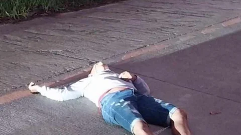 NAGBUY-OD: Ang lalaki nagbuy-od sa karsada human pusila-patay sa Brgy. Vito, lungsod sa Balamban, alas 4:00 sa kaadlawon, Dominggo, Disyembre 31, 2023.