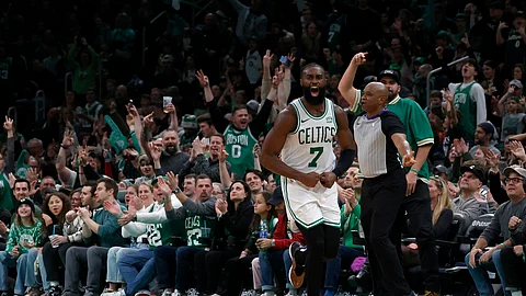 3-POINTS: Nagsaulog si Boston Celtics guard Jaylen Brown (7) human siya nakapaulbo og three-point bomb batok sa Orlando Magic ning Lunes, Disyembre 18, 2023 (PH time) sa NBA.