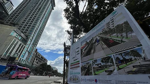 MAKABIYAHE: Ang mga public utility vehicle nga wa pa ma consolidate nunot sa modernisasyon sa pampublikong transportasyon gihatagan og lugway sa pagbiyahe apan di sa tanang mga rota. / AMPER CAMPAÑA