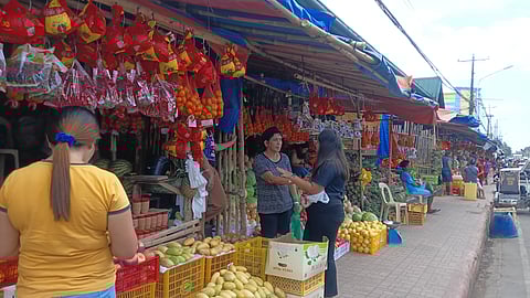 FRUITS FOR NEW YEAR. Dozens of pop-up fruit stands along the steps of Kabankalan City Public Market are selling fruits for the New Year celebration. In Filipino tradition, having 12 round fruits on New Year’s eve is said to bring good luck and prosperity.