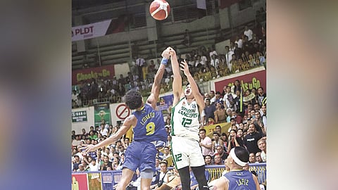 DENIED. The University of Cebu Webmasters’ Luther Leonard blocks the three-point shot of the University of the Visayas Green Lancers’ Ivo Salarda that would have tied the game in the dying seconds of the fourth period. / SUGBUANONG KODAKER