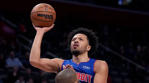 ■ SAGUNSON: Gidasmagan ni Detroit Pistons guard Cade Cunningham (2) ang depensa ni Philadelphia 76ers forward Nicolas Batum (40) ning aktuha sa usa sa mga aksyon sa NBA ning Huwebes, Disyembre 14, 2023 (PH time) sa NBA. Ning sangkaa, nasinati sa Pistons ang ika-21 nilang sagunson nga kapildihan. / AP PHOTO