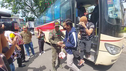 SAFE AND SOUND. Sixteen students from Mindanao State University-Marawi City arrived safely at the Davao City Hall grounds on Tuesday morning, December 5. The students were provided a free ride from MSU to the city and upon arrival, they were greeted with a banner welcoming them home by the MSU Alumni Association (MSUAA)-Davao Chapter.