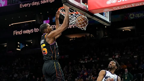 RALLY: Mihansak si Phoenix Suns forward Kevin Durant ning aktuha batok ni Sacramento Kings guard Malik Monk sa usa sa mga aksyon sa NBA ning Miyerkules, Enero 17, 2024 (PH time). Ang Suns mi-rally gikan sa 22 puntos nga pagkalubong sa 4th quarter aron payukbuon ang Kings.