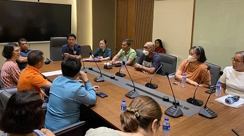 PUVMP PHASED IMPLEMENTATION. Bacolod City Mayor Alfredo Abelardo Benitez (at the head of the table), joined by concerned department heads, meets with traditional jeep operators at the Mayor’s Office on Jan. 4, 2024.
