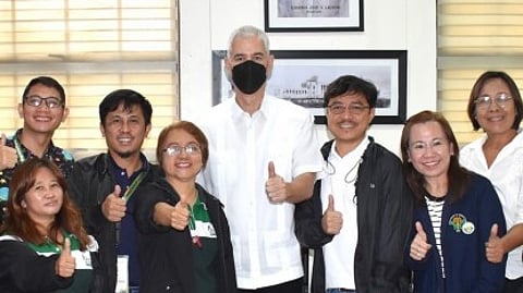 STRENGTHENED COLLABORATION. Negros Occidental Governor Eugenio Jose Lacson (center) with Dina Genzola (left), officer in charge of the Office of the Provincial Agriculturist, and Department of Agriculture 6 (Western Visayas) Director Dennis Arpia (6th from left), during the courtesy visit of the DA-6 personnel at the Provincial Capitol in Bacolod City on Tuesday, Jan. 23.