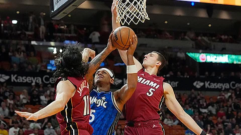 STAR. Orlando Magic forward Paolo Banchero (5) drives to the basket as Miami Heat forward Nikola Jovic (5) and guard Jaime Jaquez Jr. (11) defend during the first half of an NBA basketball game, Friday, Jan. 12, 2024, in Miami. / AP