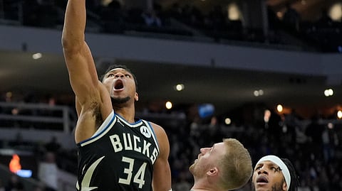 HANSAK: Paingon nga ihansak ni Milwaukee Bucks superstar Giannis Antetokounmpo ang bola atubangan ni Sam Hauser sa Boston Celtics ning aktuha sa usa sa mga aksyon sa NBA kagahapon, Enero 12, 2024 (PH time).