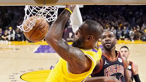 SUPERSTAR. Los Angeles Lakers forward LeBron James, left, dunks as Chicago Bulls forward Patrick Williams defends during the first half of an NBA basketball game Thursday, Jan. 25, 2024, in Los Angeles. / AP
