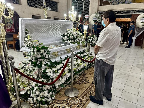 Digong visits Capalla’s wake