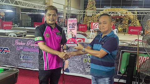 THE BATMAN BEGINS. Oliver “Batman” Villafuerte of Digos City, left, opens 2024 on a high note by bagging the champion’s trophy of the Jinkee Pacquiao 2024 International Open 10-Ball singles tournament after crushing Jack de Luna of Montalban, Rizal, 9-2, in their title showdown at the Robinsons Mall in General Santos City on Sunday, January 14, 2024.