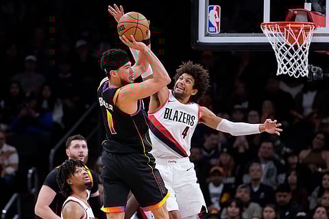 ■ PASA: Nangita og kapasahan si Phoenix Suns guard Devin Booker (1) gumikan sa pilit nga depensa ni Matisse Thybulle sa Portland Trailblazers (4) ning aktuha sa usa sa mga aksyon sa NBA ning Martes, Enero 2, 2023 (PH time). / AP PHOTO