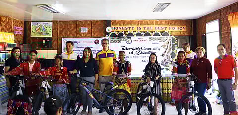 PAGKAT-ON OG SIKAD: (Gikan sa wala ngadto sa tuo) DepEd Panabo City Senior Education Program Specialist Ana Liza Mendoza, CitySavings Tagum Branch Business Head Rodel Taguiran DepEd Panabo City OIC SDS Jinky Firman, CitySavings Regional Business Head for Southern Mindanao Amor Querido Pavon, DepEd Panabo City Si ASDS Phoebe Gay Refamonte, CitySavings Davao Branch Business Head Denis Dusong, kanhi Region 11 Assistant Regional Director ug karon Caraga Regional Director Maria Ines Asuncion, ug DepEd Davao City SDS Reynante Solitario nakig-uban sa pipila sa IP learners sa Balay Paglaum atol sa ceremonial turnover sa ang mga bisikleta gikan sa City Savings Bank.