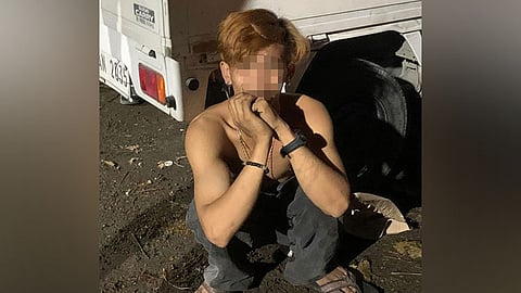 NASAKPAN: Ang suspek nga manuypay og gasolina nga si Christian Manano, 28, taga Golden Valley, Brgy. Lahug, nasakpan sa akto sa mga residente ug mga barangay tanod sa Busay, dakbayan sa Sugbo, alas 2:45 sa kaadlawon, Biyernes, Enero 26, 2024. / Mabolo Police Station
